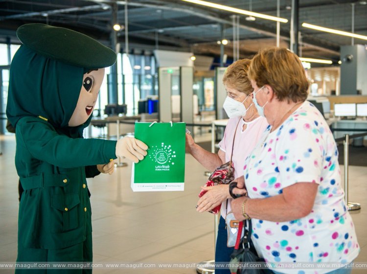 Dubai Police surprise Thousand Tourists with Entertainment Shows and Souvenirs